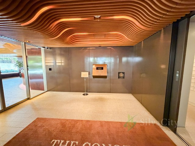 ＴＨＥ　ＣＯＮＯＥ代官山のエントランス|重厚感ある佇まいが印象的なエントランス。ホテルライクな空間演出が、上質な暮らしの始まりを感じさせます。 