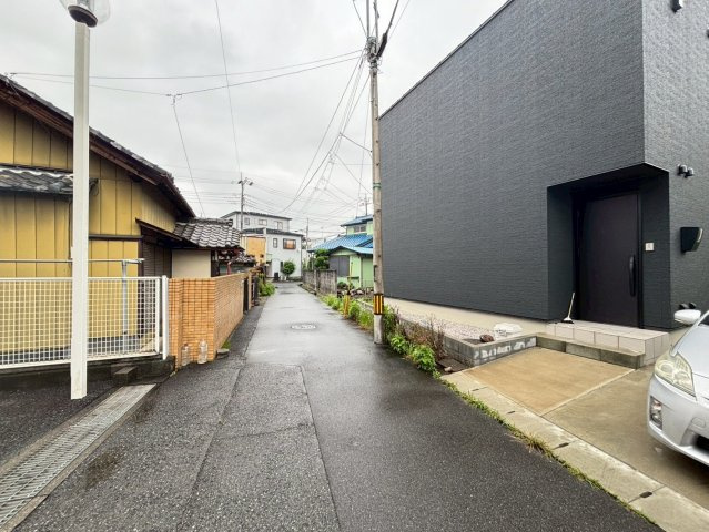 熊谷市石原　中古一戸建ての前面道路含む現地写真
