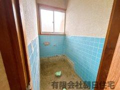 【トイレ】 | 西尾町リフォーム戸建 | 1階トイレの様子です。トイレは新品のものに交換予定です。床はクッションフロア仕上げ、壁と天井はクロス仕上げを行います。
