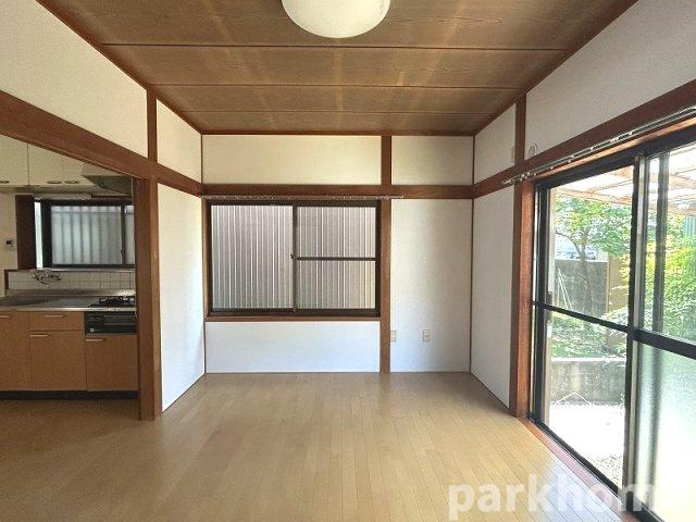 北竹島町T貸家の居間・リビング|LDK