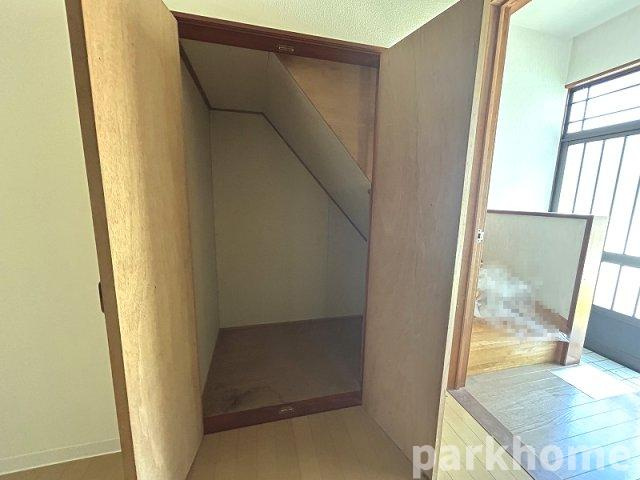 北竹島町T貸家の収納|階段下収納