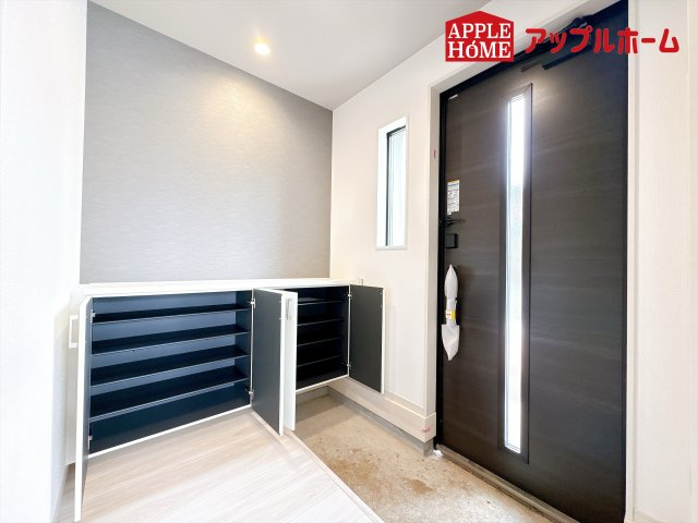 [新築住宅] 熊谷市別府 1期 全2棟の玄関|住まう人も来客も入った時にワクワクさせてくれるオシャレな玄関♪収納もたっぷりあるので、靴がたくさんあっても安心！