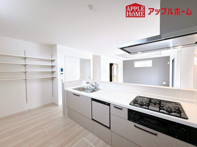 [新築住宅] 熊谷市別府 1期 全2棟のキッチン|対面式キッチンは、家族のコミュニケーションを育み、子育て家族にも好適なプラン！リビングで寛ぐご家族をいつも感じられます♪会話を楽しみながら家事ができ、小さいお子様がいても安心です！