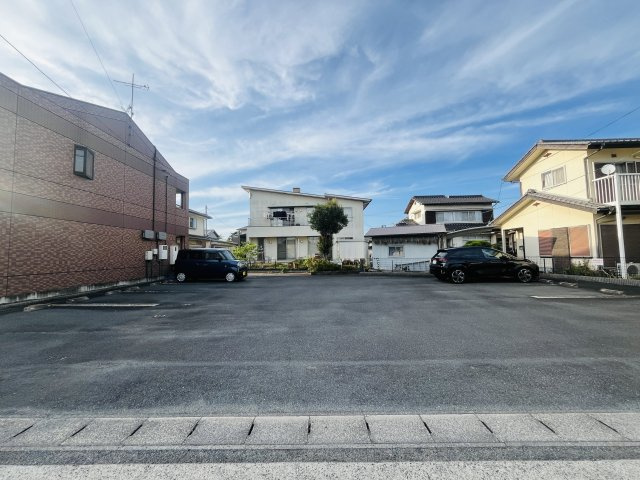 ピアッツア紗梨の駐車場