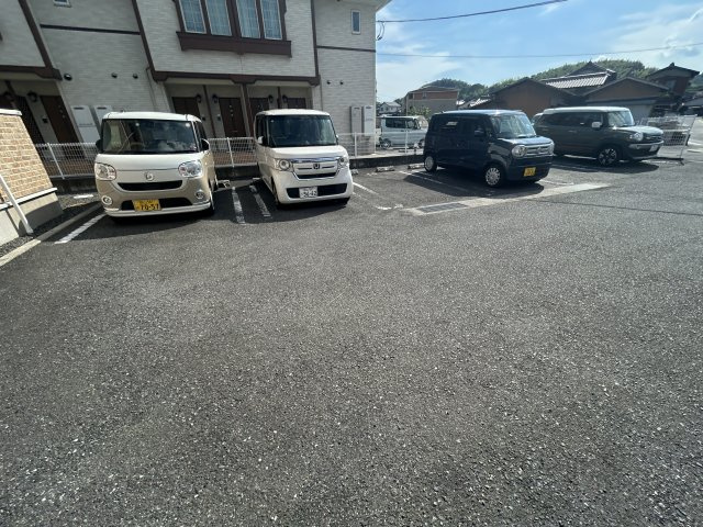 ヴィラ・一里松の駐車場