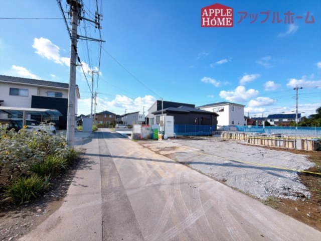 [新築住宅] 熊谷市拾六間 1期 全2棟の前面道路含む現地写真