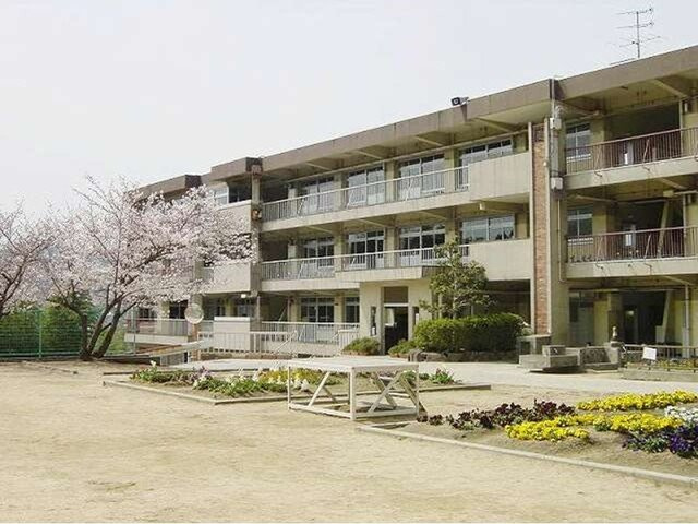ガ－デン悠Ｂの周辺|郷内小学校まで600m