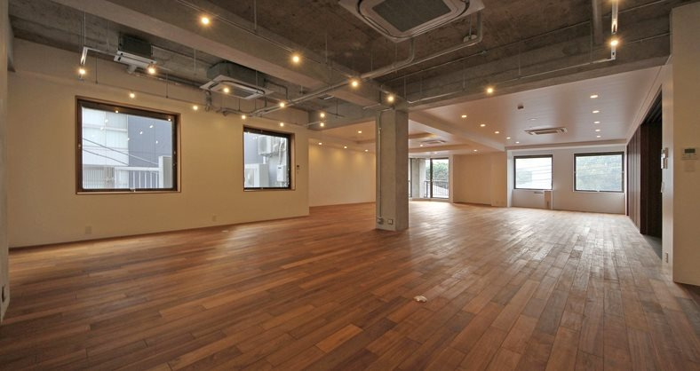 笠松千代田ビルの居間・リビング|二面採光の明るいお部屋