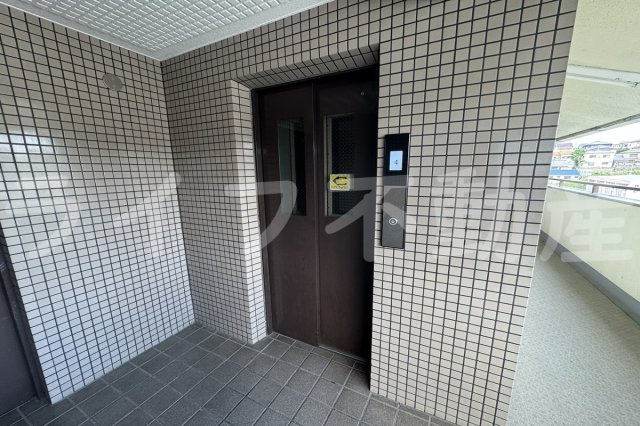 グランパリス国分のエントランス|落ち着いたエントランスです
