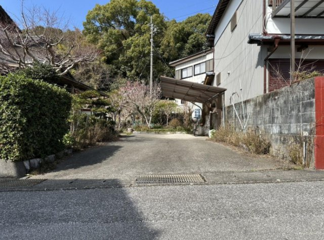 香南市野市町大谷　中古一戸建ての駐車場|スペースが広く車の出入りもスムーズです