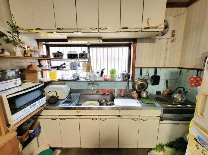 香南市野市町大谷　中古一戸建てのキッチン|窓付きキッチンで換気しやすく明るい空間です