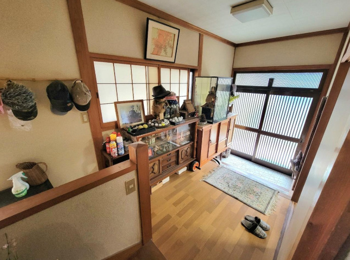 香南市野市町大谷　中古一戸建ての玄関|ゆとりある玄関ホールでご家族の出入りも快適