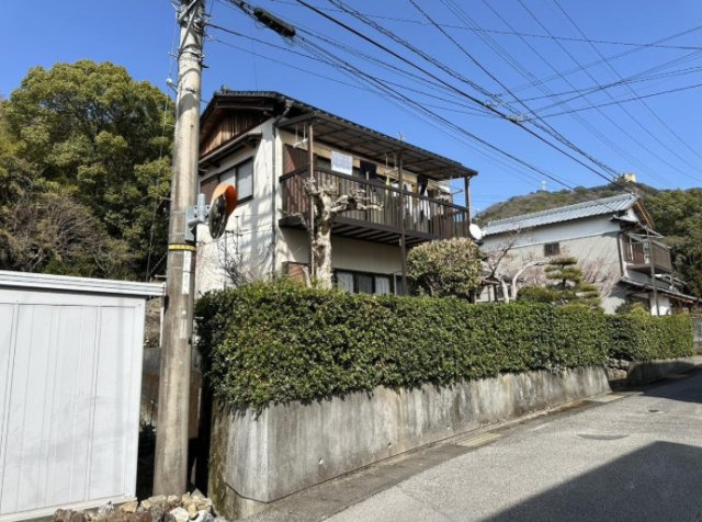 香南市野市町大谷　中古一戸建ての前面道路含む現地写真|閑静な住宅街に佇む落ち着いた住環境の一邸