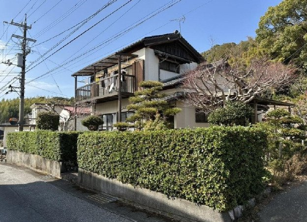 香南市野市町大谷　中古一戸建ての前面道路含む現地写真|ゆとりある敷地でお庭もあります◎