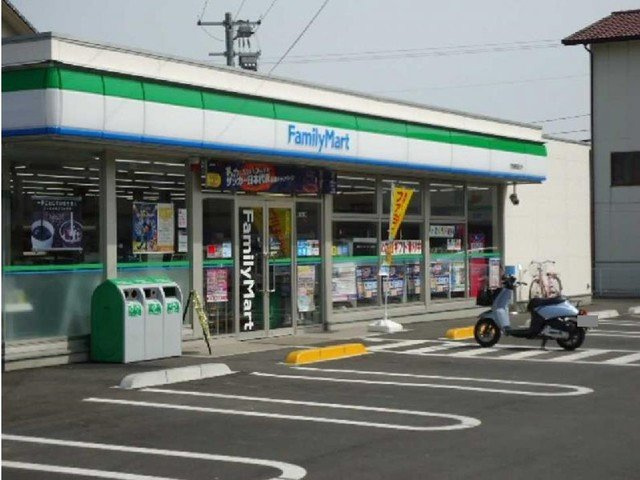 ニューシティＫ・Ｓの周辺|ファミリーマートまで450m