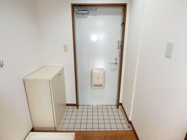 ラルーチェ若宮の玄関