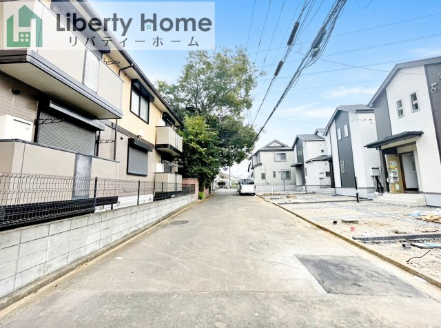 守谷市薬師台2丁目　新築戸建　A号棟の前面道路含む現地写真