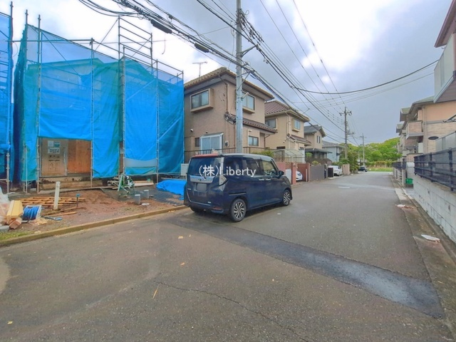 守谷市薬師台2丁目　新築戸建　A号棟の前面道路含む現地写真