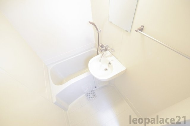 レオパレス日吉町第１の浴室|備品や設備仕様は号室等により異なります現地をご確認ください。