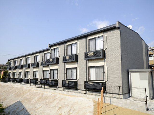 レオパレスＣＲＥＳＴ八島の外観