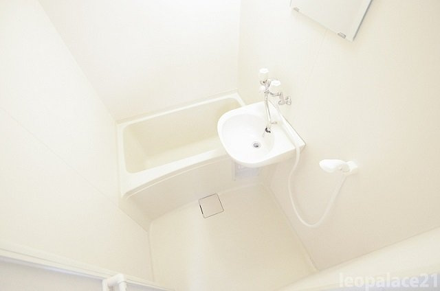 レオパレスサンフラワーの浴室|備品や設備仕様は号室等により異なります現地をご確認ください。