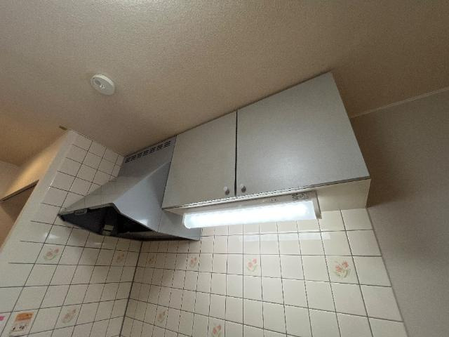 倉敷市羽島のアパートのキッチン|吊り戸棚