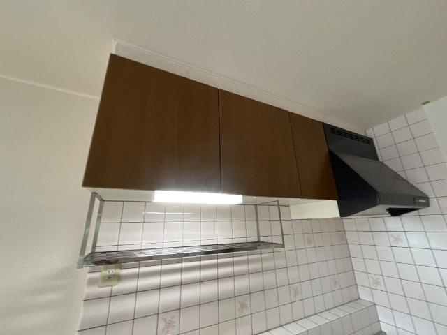 倉敷市四十瀬のアパートのキッチン|吊り戸棚
