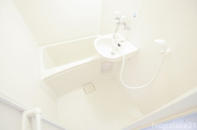 レオパレスウイング近藤の浴室|備品や設備仕様は号室等により異なります現地をご確認ください。