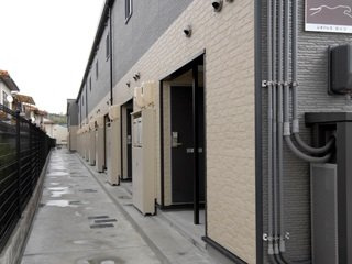 レオパレスロッソの玄関