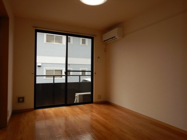ビバリースクエアBの居間・リビング
