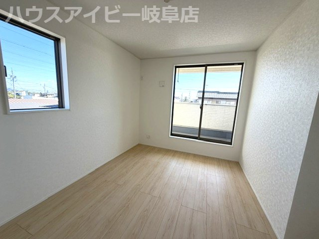 岐阜市西改田松の木新築建売限定1邸！お車スペース3台可能！七郷小学校までも徒歩12分！の洋室|岐阜市西改田松の木新築建売限定1邸！お車スペース3台可能！七郷小学校までも徒歩12分！インナーバルコニー