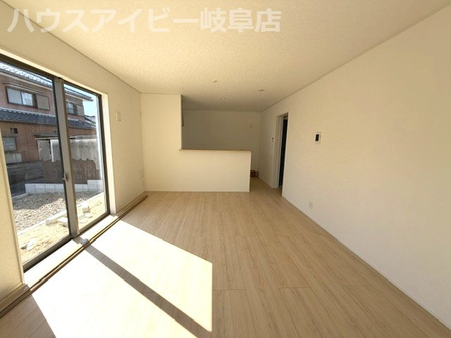 岐阜市西改田松の木新築建売限定1邸！お車スペース3台可能！七郷小学校までも徒歩12分！の居間・リビング|岐阜市西改田松の木新築建売限定1邸！お車スペース3台可能！七郷小学校までも徒歩12分！インナーバルコニー