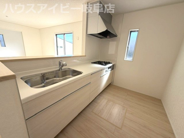 岐阜市西改田松の木新築建売限定1邸！お車スペース3台可能！七郷小学校までも徒歩12分！のキッチン|岐阜市西改田松の木新築建売限定1邸！お車スペース3台可能！七郷小学校までも徒歩12分！インナーバルコニー