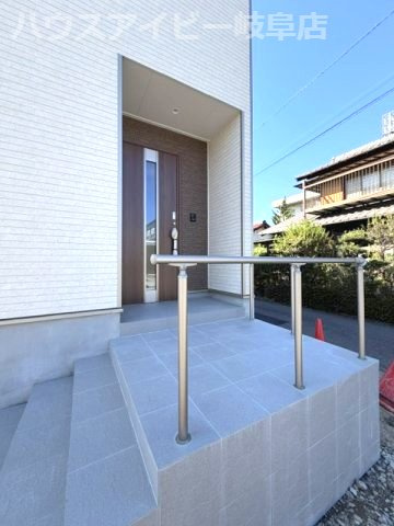 岐阜市西改田松の木新築建売限定1邸！お車スペース3台可能！七郷小学校までも徒歩12分！の玄関|岐阜市西改田松の木新築建売限定1邸！お車スペース3台可能！七郷小学校までも徒歩12分！インナーバルコニー