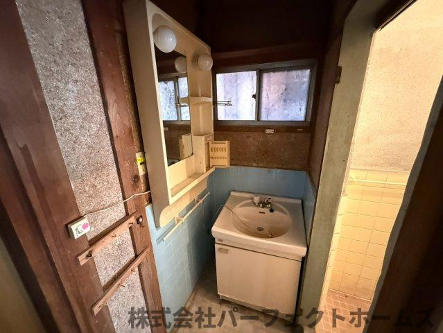 北中振1丁目戸建の独立洗面台|独立洗面台あり、毎朝おしゃれに忙しい女性の方におすすめです