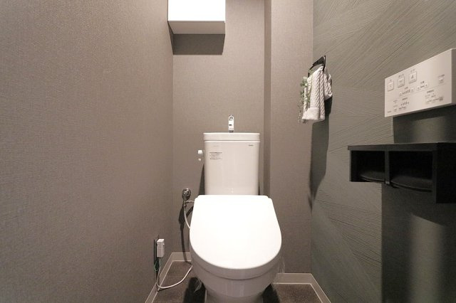 ソシエ北大阪(ヴェルザ北大阪)弐期棟のトイレ|新調済みのトイレでウォシュレット機能が付いており、清潔で心地よくご利用いただけます。