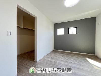 【洋室】 | クライン筑西市乙第1期  | 窓が多く明るい室内が好印象☆