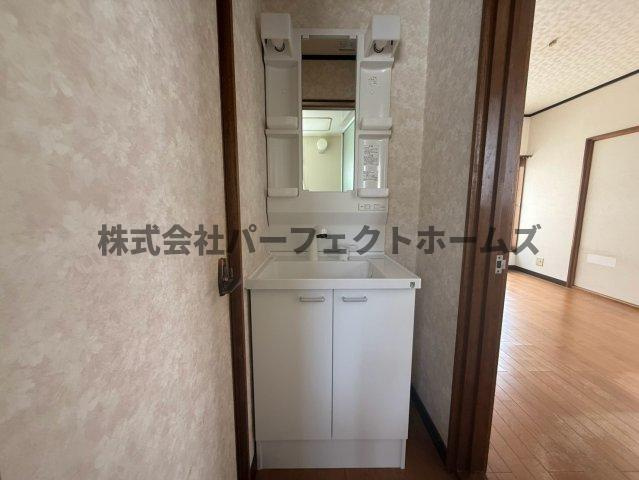 クレバーハイツの独立洗面台|朝の支度にも助かる、独立の洗髪洗面化粧台