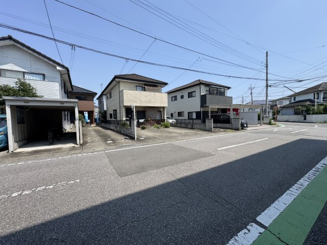 高崎市中居町　中古住宅の前面道路含む現地写真|南側接道幅員約8.0ｍ　
