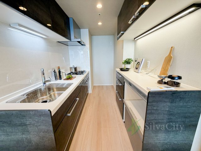 クレストプライムタワー芝のキッチン|ゆったりと調理ができる位のスペースを実現したキッチン。使い勝手の良い設備のキッチンで効率よくお料理ができます。家族の健康はこのキッチンから♪