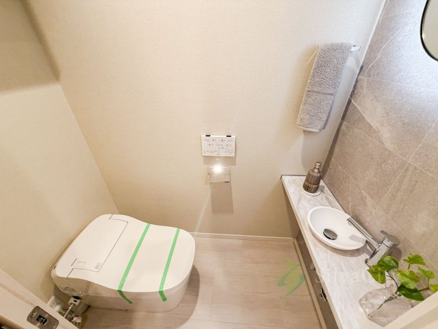 クレストプライムタワー芝のトイレ|清潔感と落ち着きに配慮されたトイレスペース。シンプルで洗練された空間が、毎日を快適に支えてくれます。 