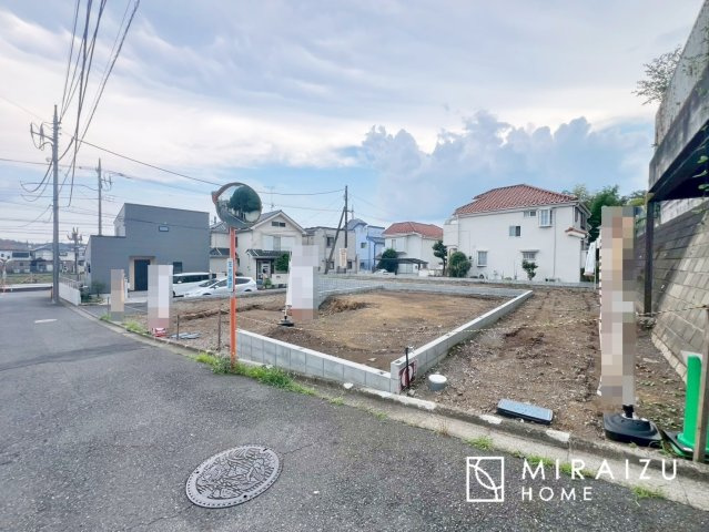【前面道路含む現地写真】 | プライバシー性と開放感を高める住環境。陽当たりの良い開かれたロケーションを活かし、心地よい暮らしをプランニング
