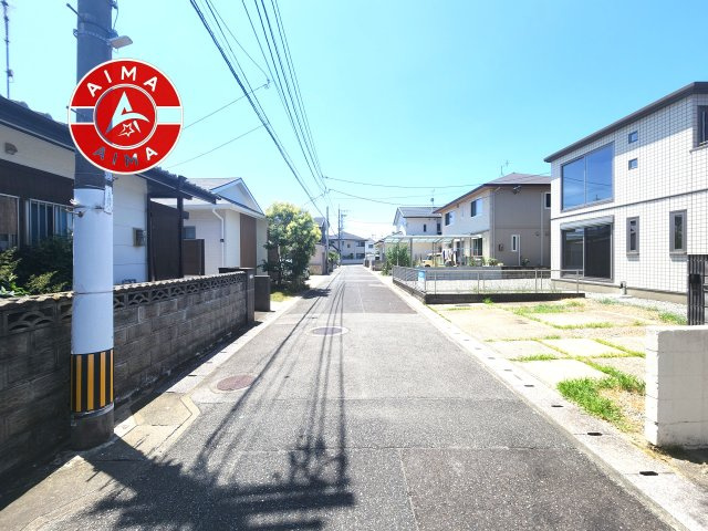 福岡市東区三苫2丁目の前面道路含む現地写真|前面道路は閑静な住宅地をはしる車通りの少ない道路。お車の出し入れが苦手なママや小さなお子様にも安心ですね。しっかり舗装もされているので、ベビーカーや自転車で通っても快適に通行できます。