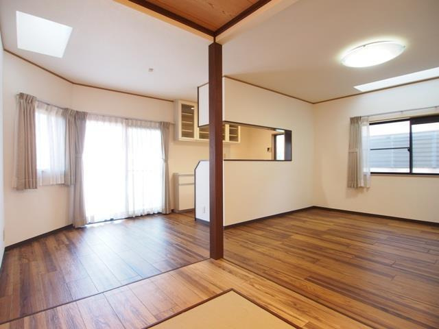 松園町戸建ての居間・リビング