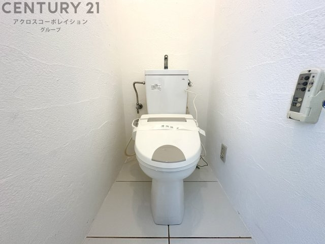 温水洗浄便座付きのトイレです♪
