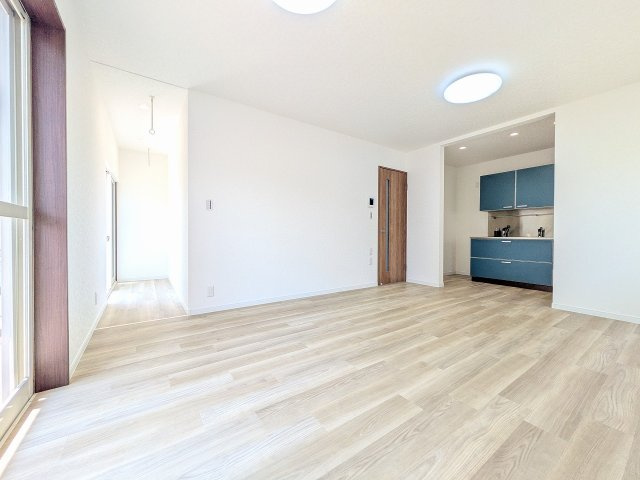 八王子市　中野町　中古戸建ての居間・リビング|～15.8帖の明るいLDKで、家族団欒の時間をお過ごしいただけます～