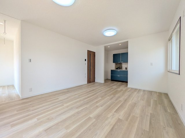 八王子市　中野町　中古戸建ての居間・リビング|～15.8帖の明るいLDKで、家族団欒の時間をお過ごしいただけます～