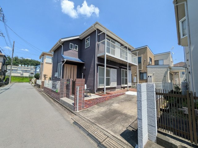 八王子市　中野町　中古戸建ての前面道路含む現地写真|～北西側4.9ｍ道路に面しています～