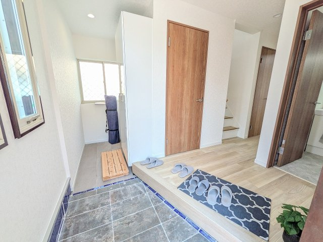 八王子市　中野町　中古戸建ての玄関|～ゆとりのある土間スペース～