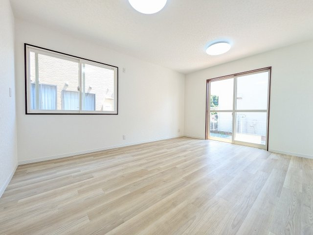 八王子市　中野町　中古戸建ての居間・リビング|～15.8帖の明るいLDKで、家族団欒の時間をお過ごしいただけます～